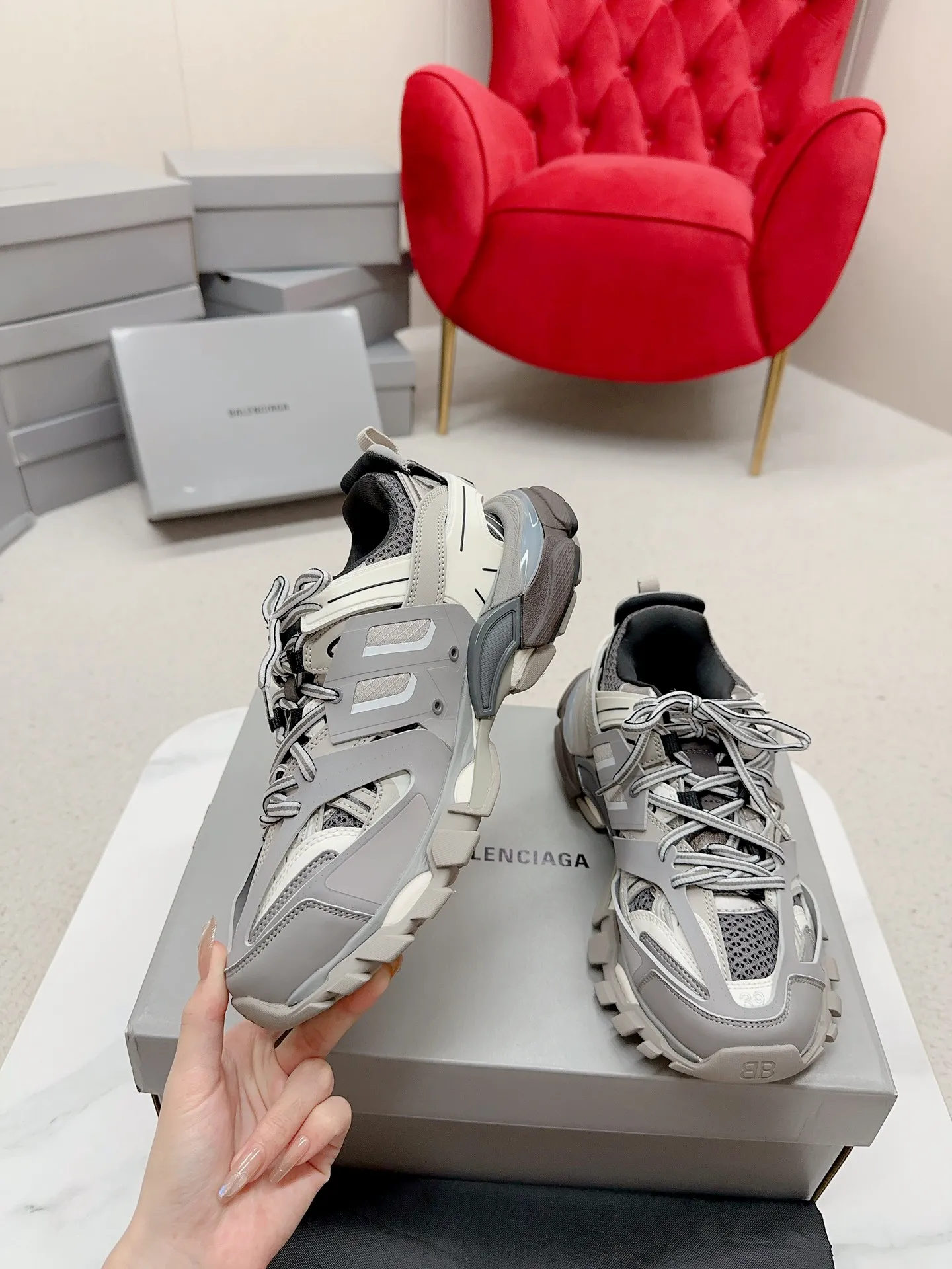 👟👟Ex-factory price 980👟👟 Men's size +10 𝐁𝐚𝐥𝐞𝐧𝐜𝐢𝐚𝐠𝐚|||𝐭𝐫𝐚𝗰𝐤 series 𝟑.𝟎Three generations of sports dad shoes‼ ️ [Top high-end quality from Dongguan Factory] Balenciaga dad shoes ~ super fashionable ~ full and three-dimensional shoes ~ amazing lines ~ very soft and light on the feet ~ super comfortable ~ versatile for commuting ~ can be paired with mid-calf socks, bell bottoms, wide-leg pants, overalls, very high-end ~ very manly and handsome ~ suitable for spring, summer, autumn and winter all year round... ⇢✈ Upper: Exclusive 1:1 original molded custom imported technical fabric mesh + imported cloth + 3M reflective strips [composed of 108 sub-pieces] ⇢✈Inner lining: Breathable mesh ⇢✈Outsole: Exclusive 1:1 original molded PU+TPU+EVA+rubber, a total of 13 sets of grinding tool combinations ⚠️Difference in market currency ~ high-end quality is definitely different ⇢✈𝐒𝐈𝐙𝐄Females: 35, 36, 37, 38, 39, 40 ⇢✈𝐒𝐈𝐙𝐄Men: 39, 40, 41, 42, 43, 44, 45